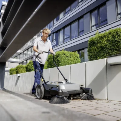 Cuve à déchets et guidon ergonomique balayeuse Kärcher KM 70/20 C 2SB
